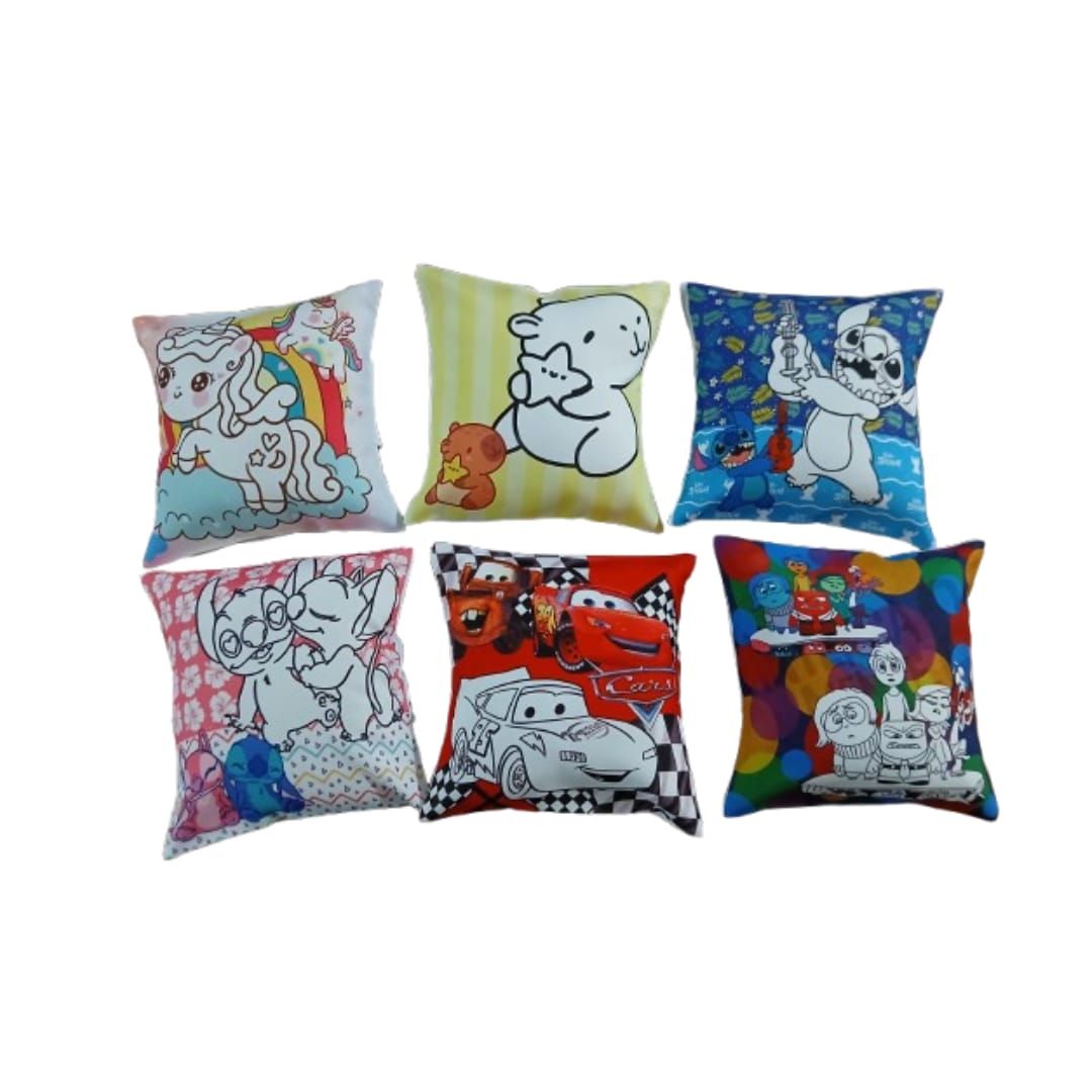 Seis almohadones cuadrados con personajes de dibujos animados, incluidos unicornios, Stitch y Cars.