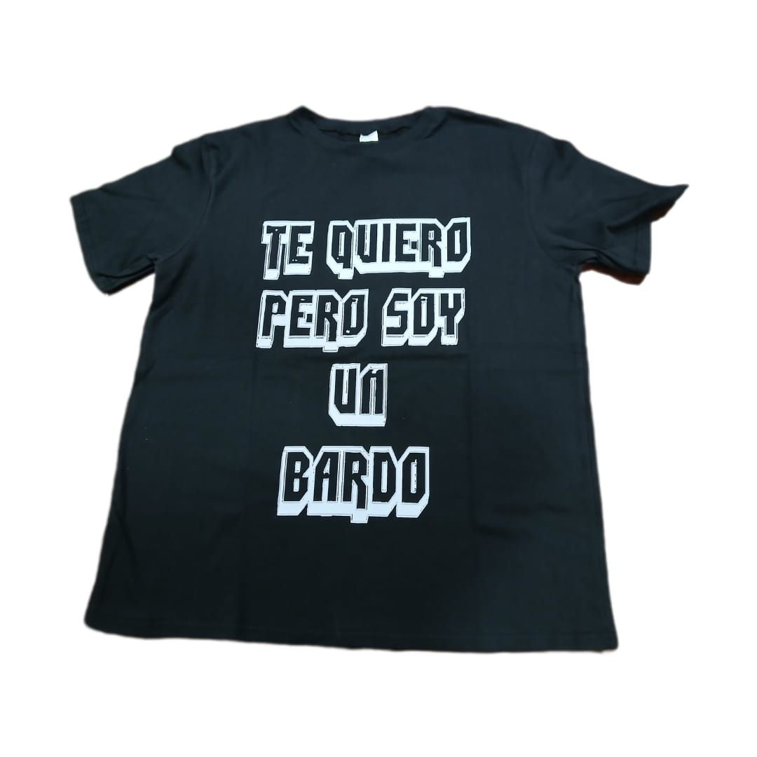 Black t-shirt with white text that reads "TE QUIERO PERO SOY UN BARDO".