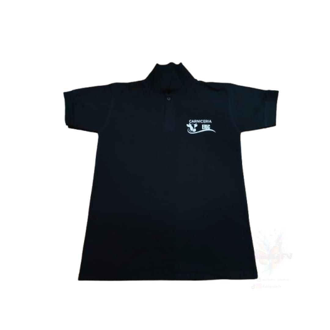 Polo negro con logo en el pecho izquierdo.