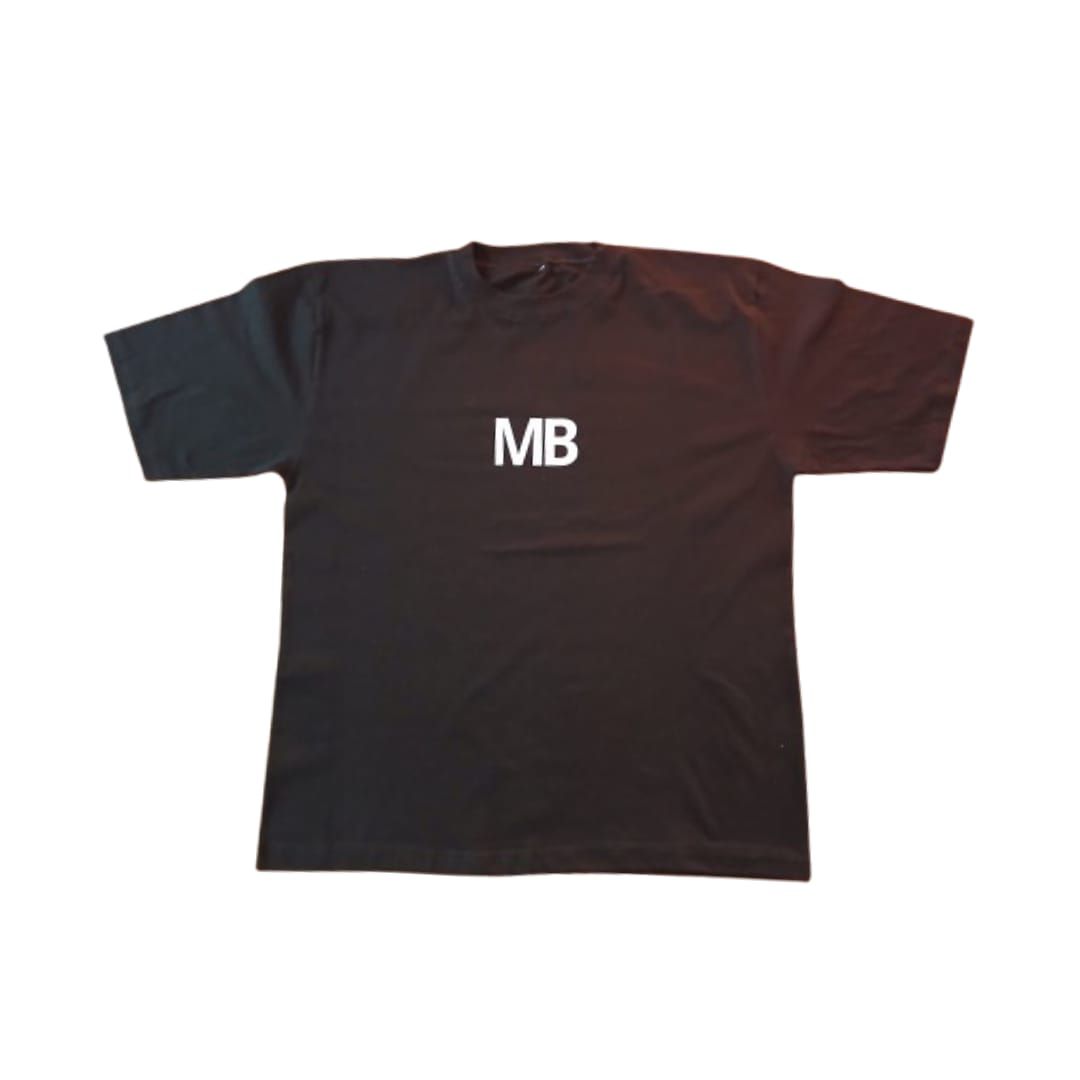 Camiseta negra con las letras blancas "MB" impresas en la parte delantera.