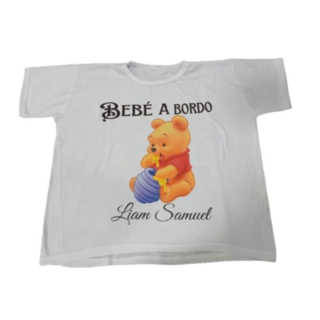 Camiseta blanca con gráfico de Winnie the Pooh, texto "BEBÉ A BORDO" y el nombre "Liam Samuel".