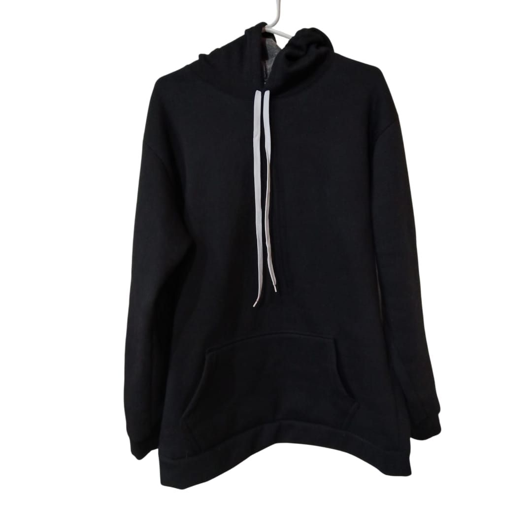 Sudadera negra con cordón y bolsillo blancos, colgada de una percha blanca.