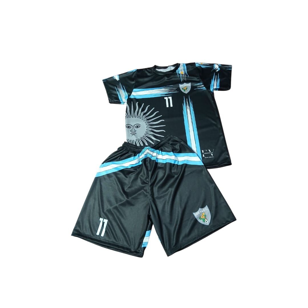 Uniforme de fútbol de Uruguay: negro con rayas celestes y emblema del sol, camiseta y pantalón corto con el número 11.