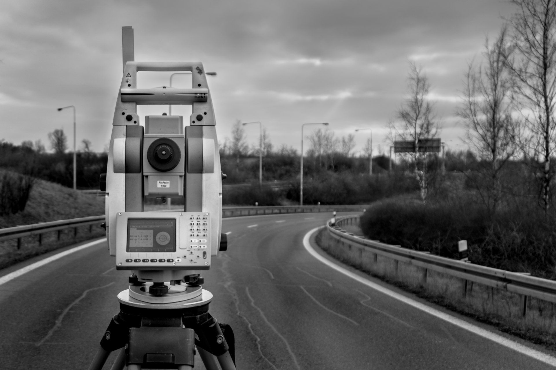 Une photo en noir et blanc d'un arpentage de haute précision.