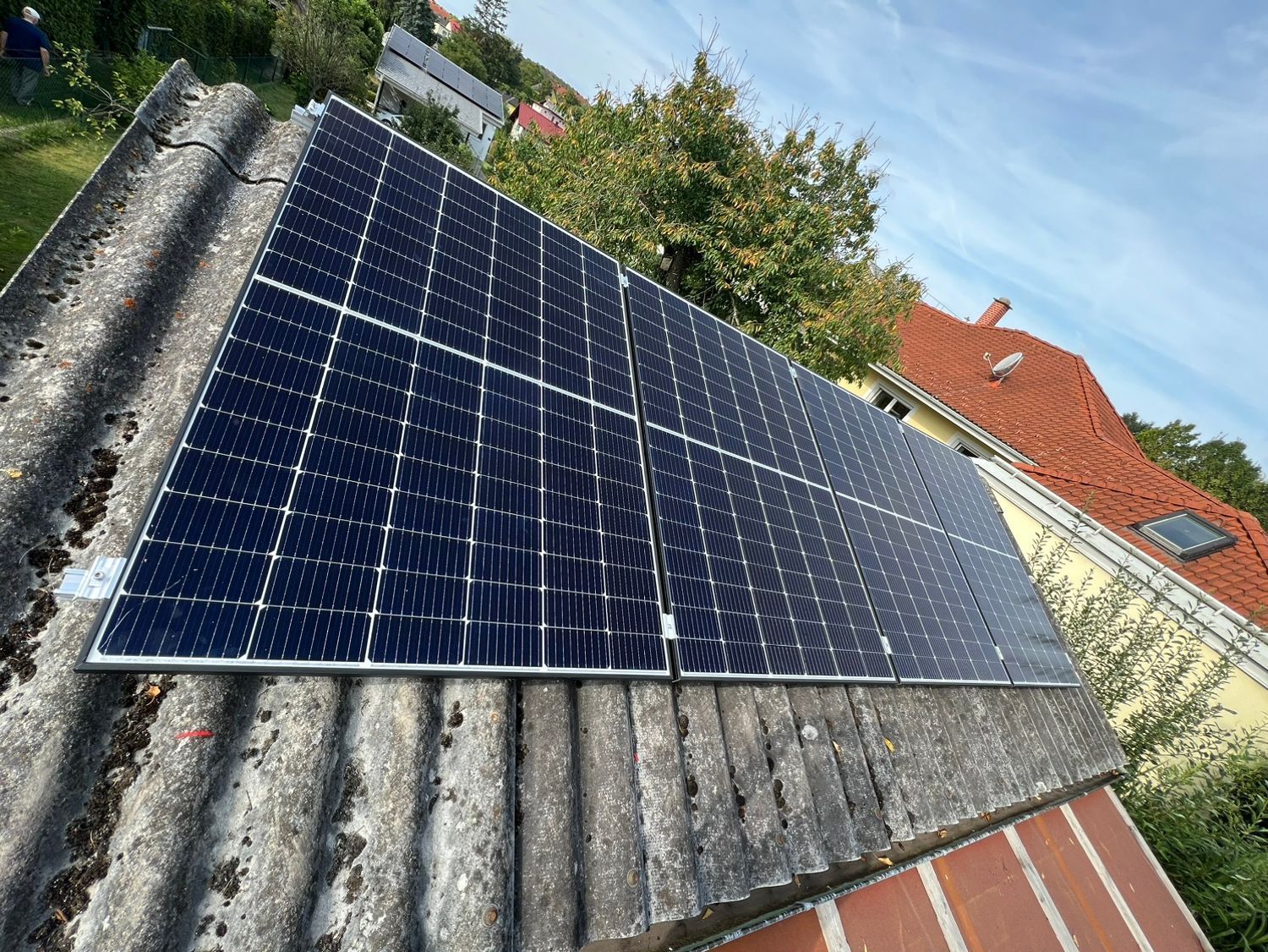 Auf einem Dach befinden sich mehrere Solarmodule.