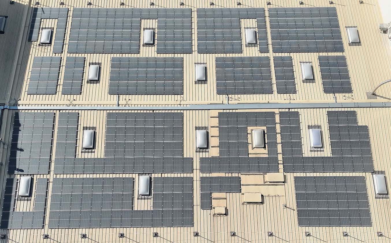 Solarmodule auf einem Dach, in rechteckigen Feldern angeordnet.