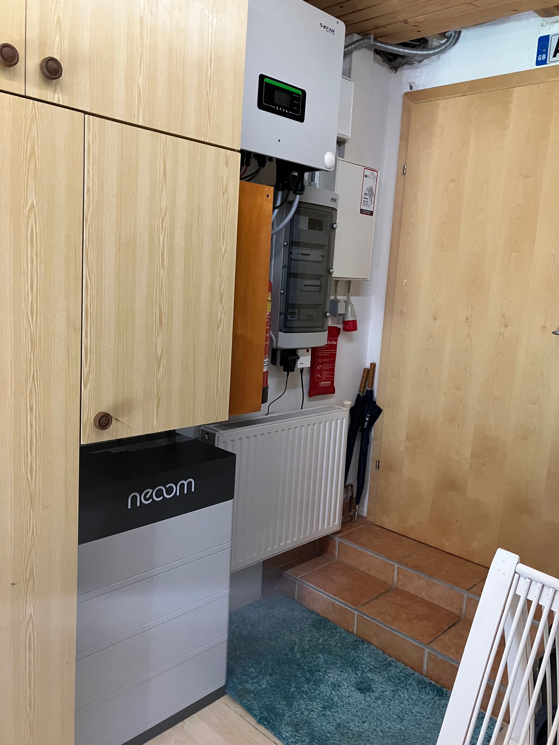 Eine Küche mit Holzschränken und Stromspeicher