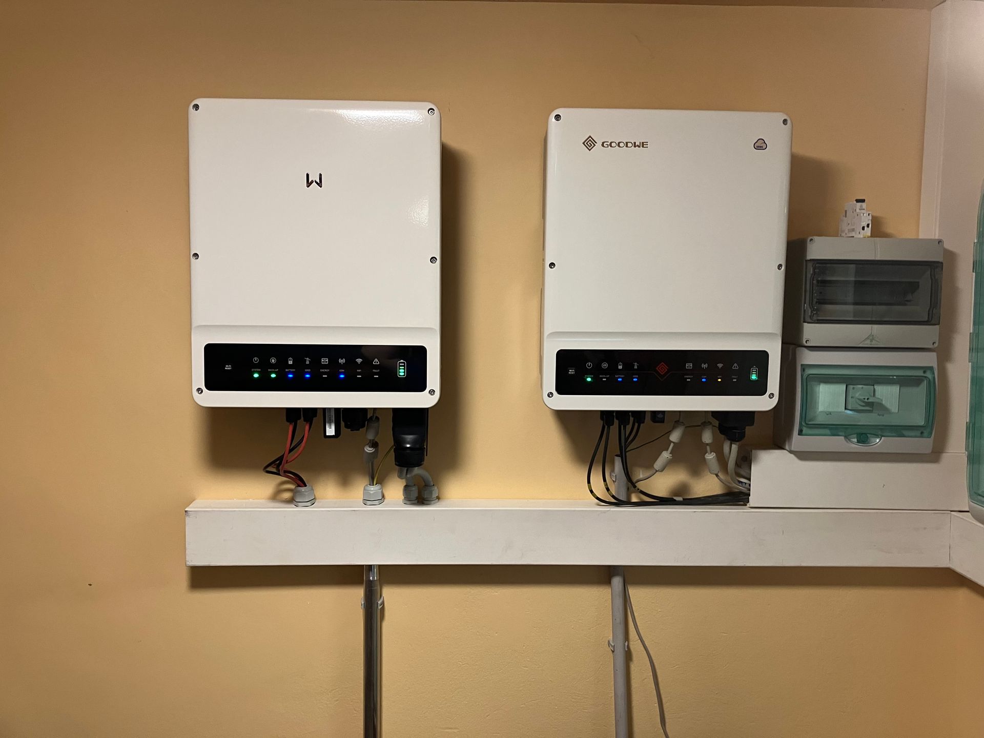 Zwei Stromspeicher hängen nebeneinander an einer Wand.