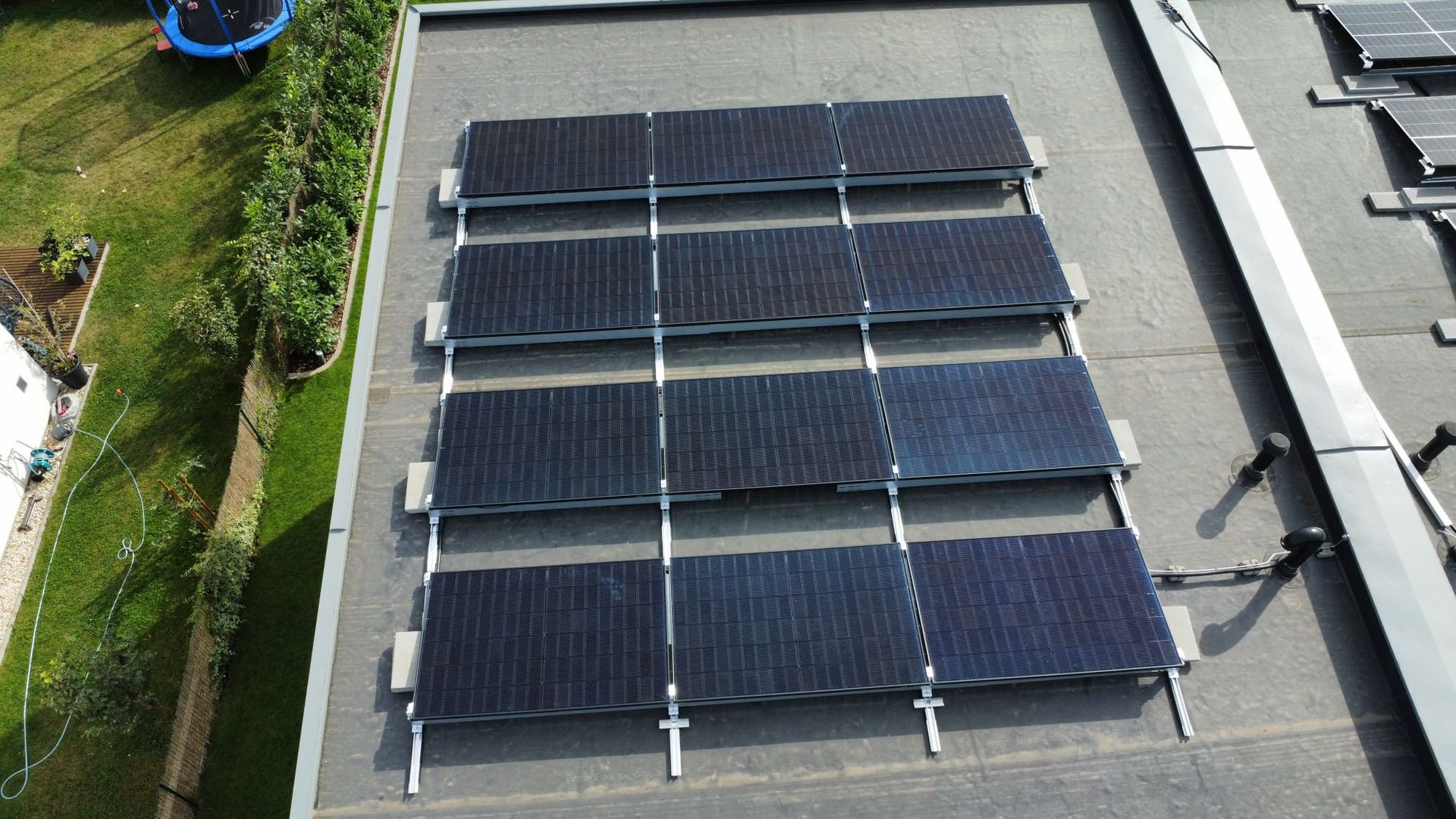 Auf einem Dach befinden sich mehrere Solarmodule.