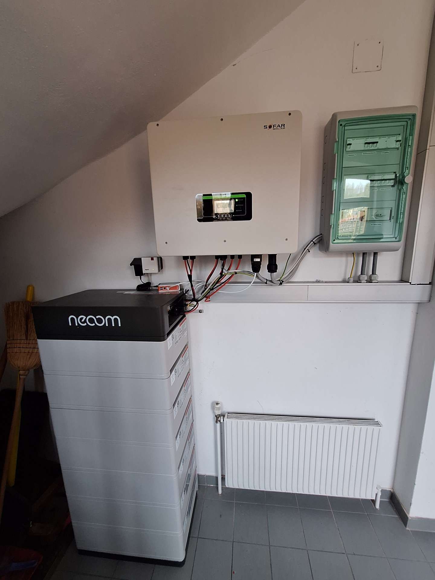 Ein Raum mit einer Heizung und einem Stromspeicher an der Wand.