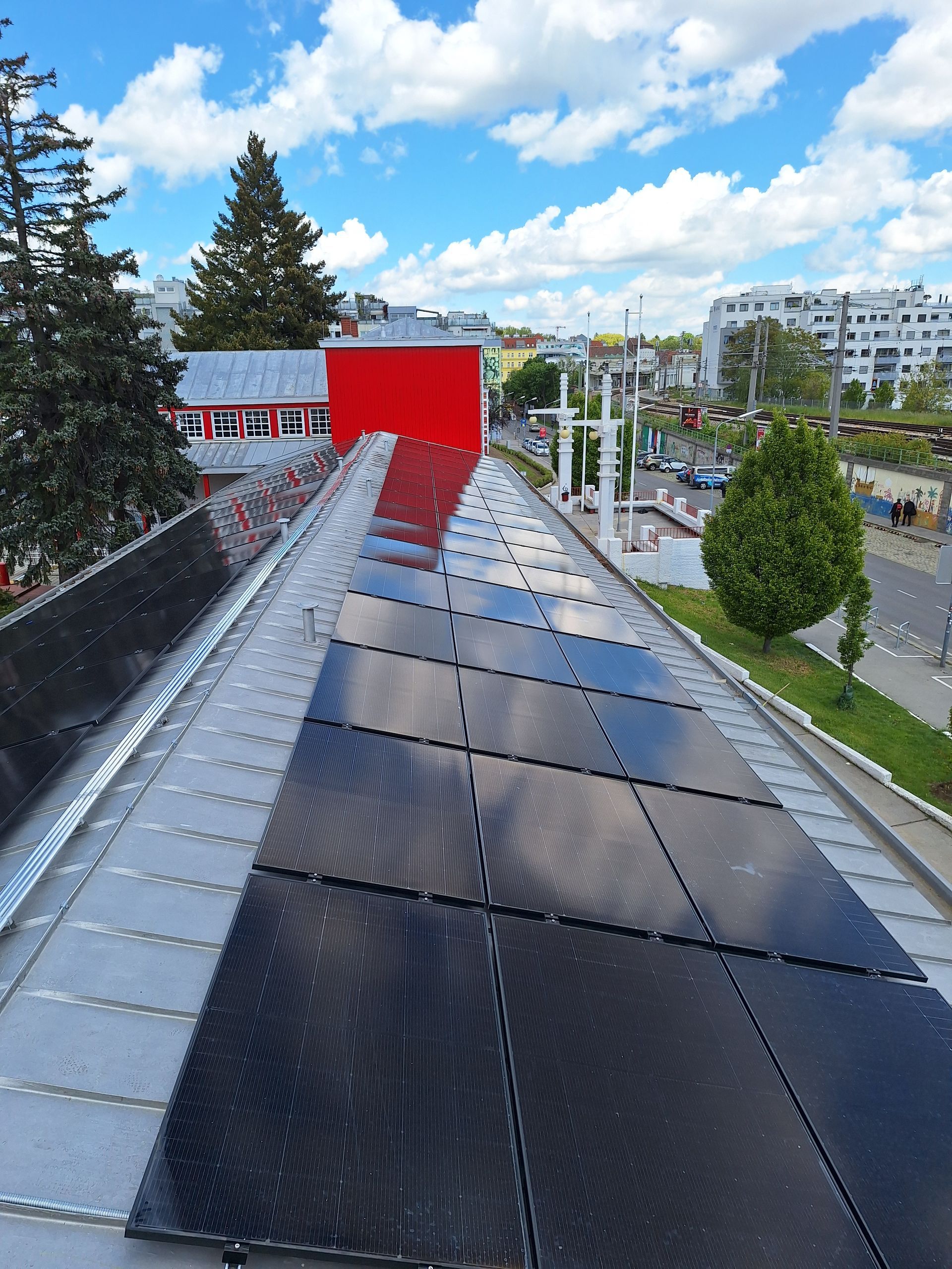 Ein Dach mit vielen Solarmodulen darauf