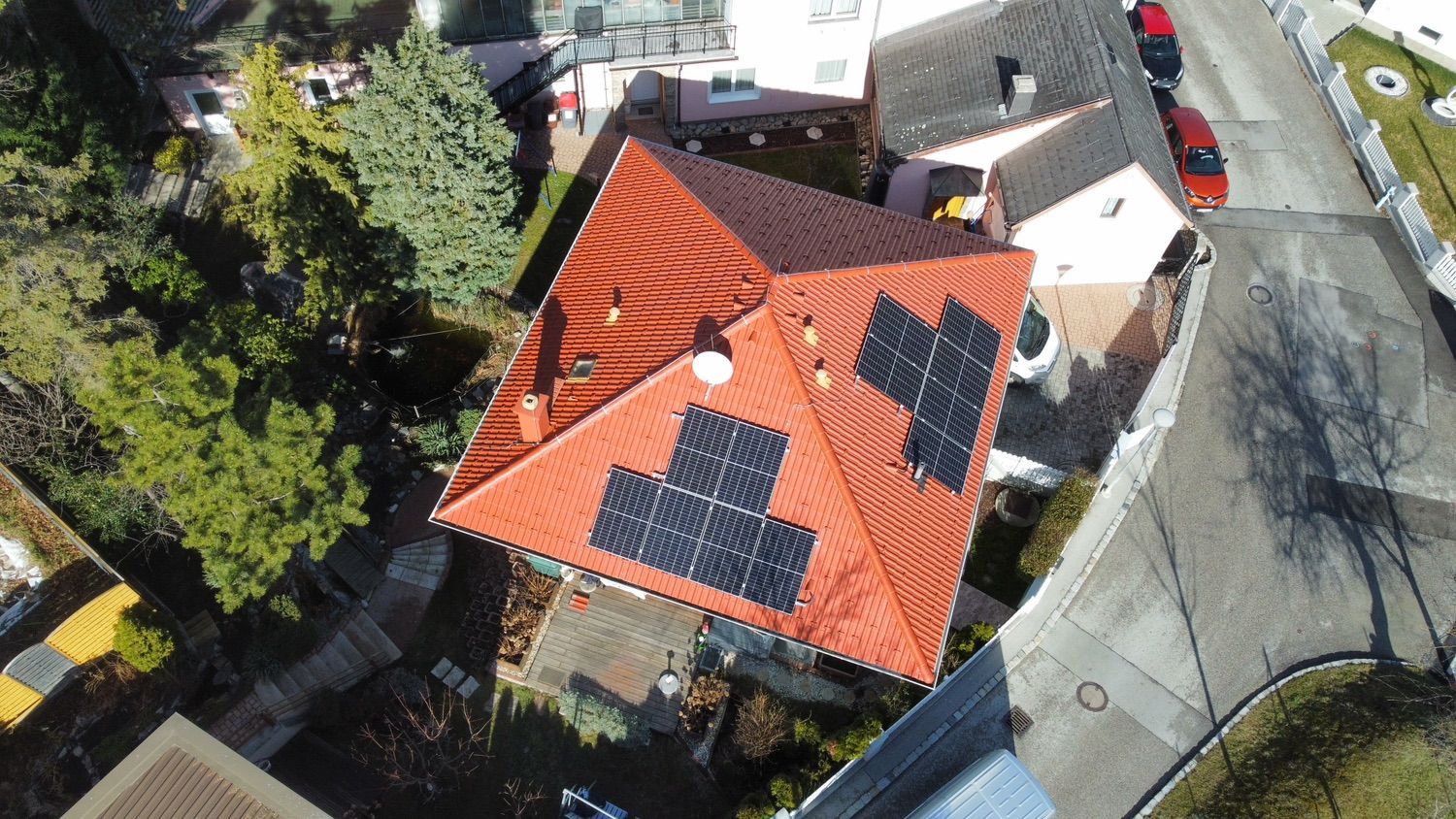 Eine Luftaufnahme eines Hauses mit Solarmodulen auf dem Dach