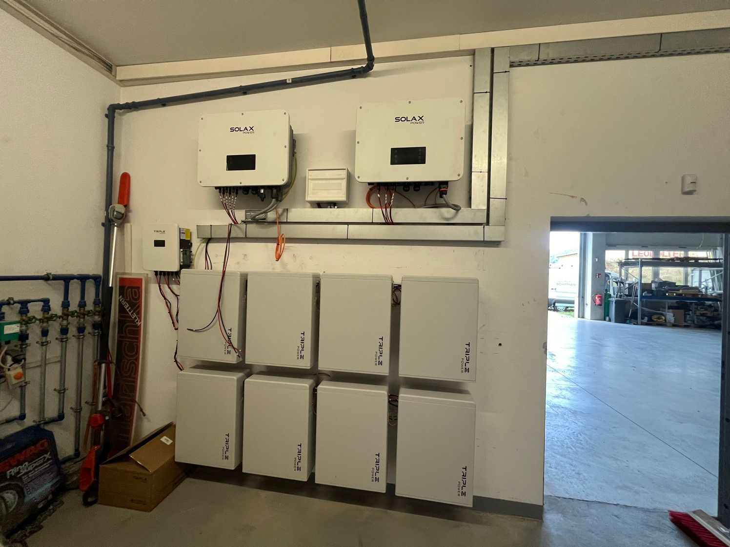 Ein Raum mit Sicherungskästen an der Wand