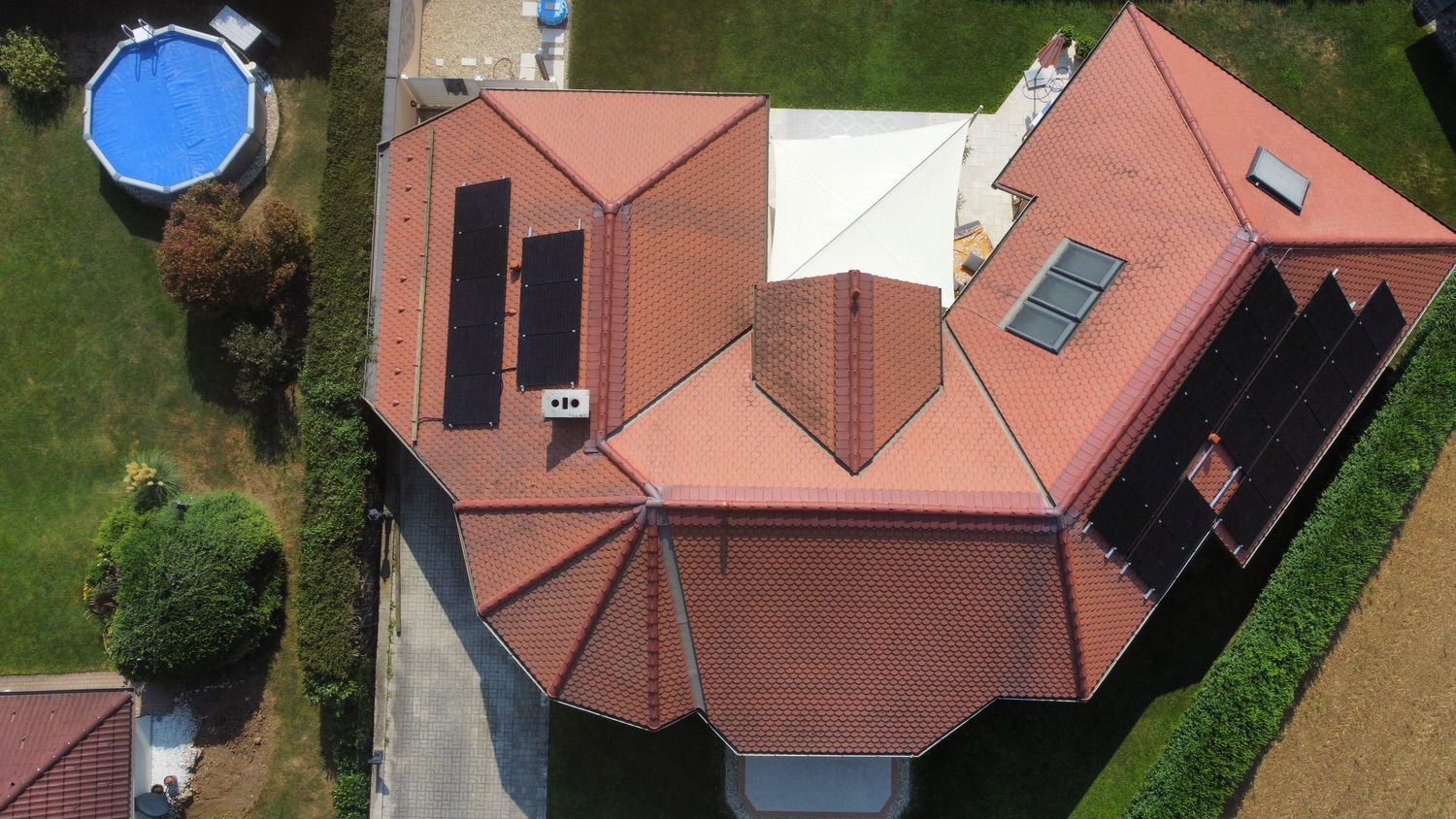 Eine Luftaufnahme eines Hauses mit Solarmodulen auf dem Dach