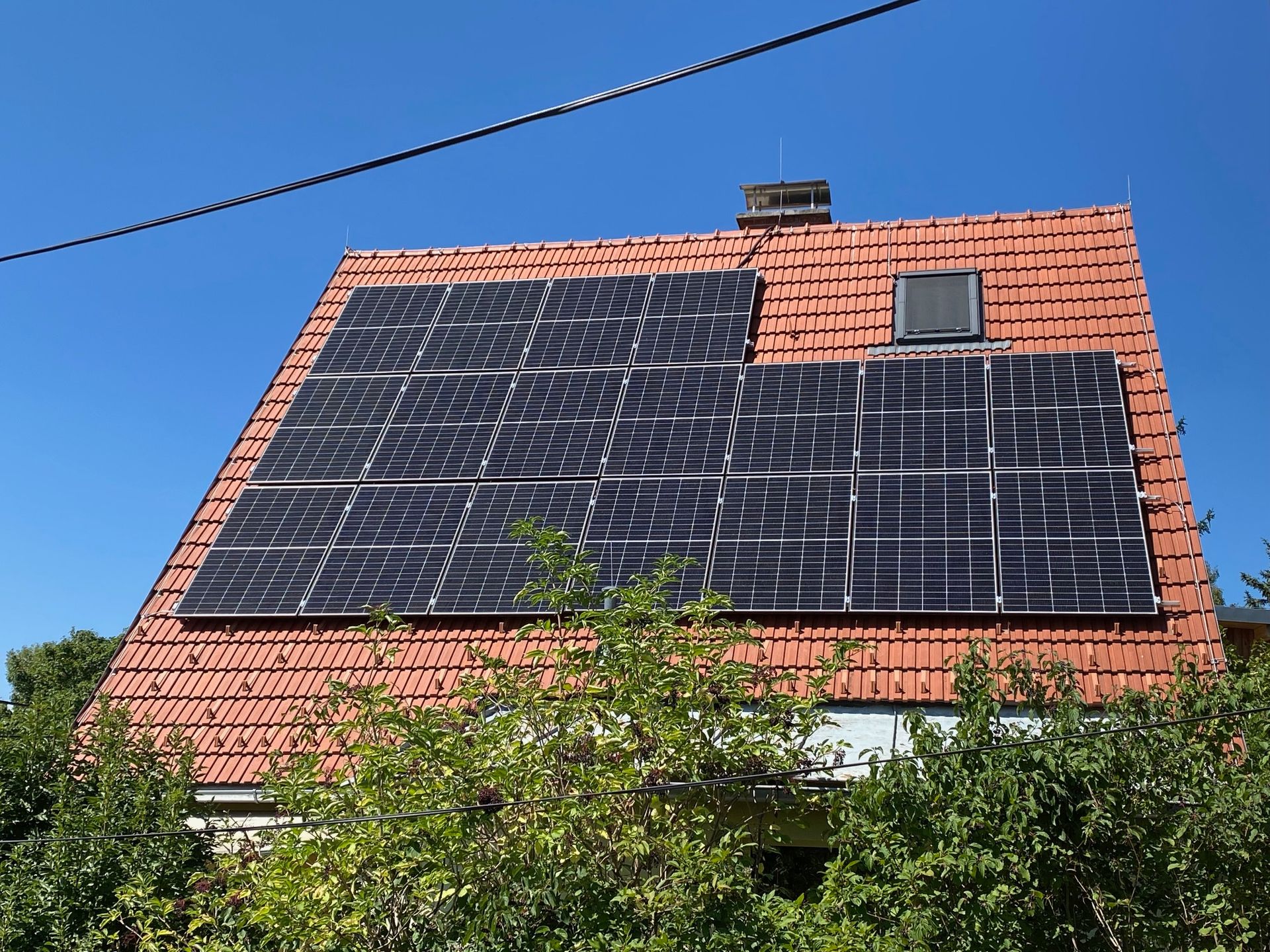 Ein Haus mit vielen Solarmodulen auf dem Dach