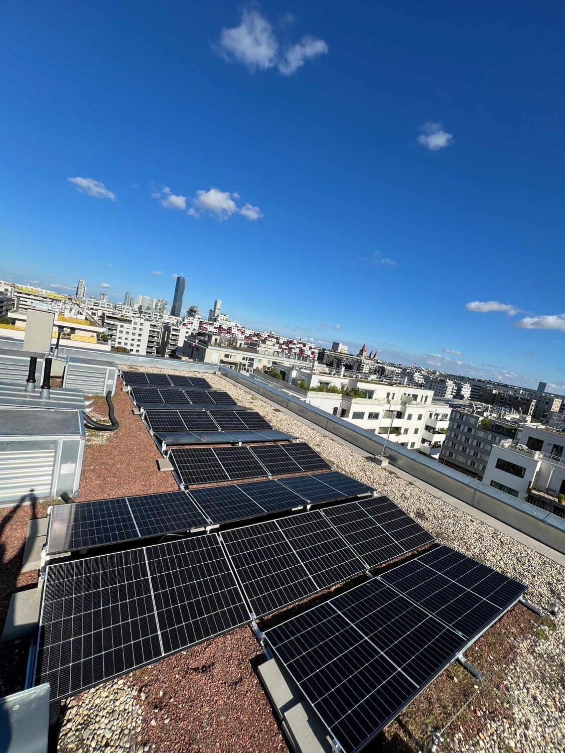Auf dem Dach eines Gebäudes befinden sich viele Solarmodule.