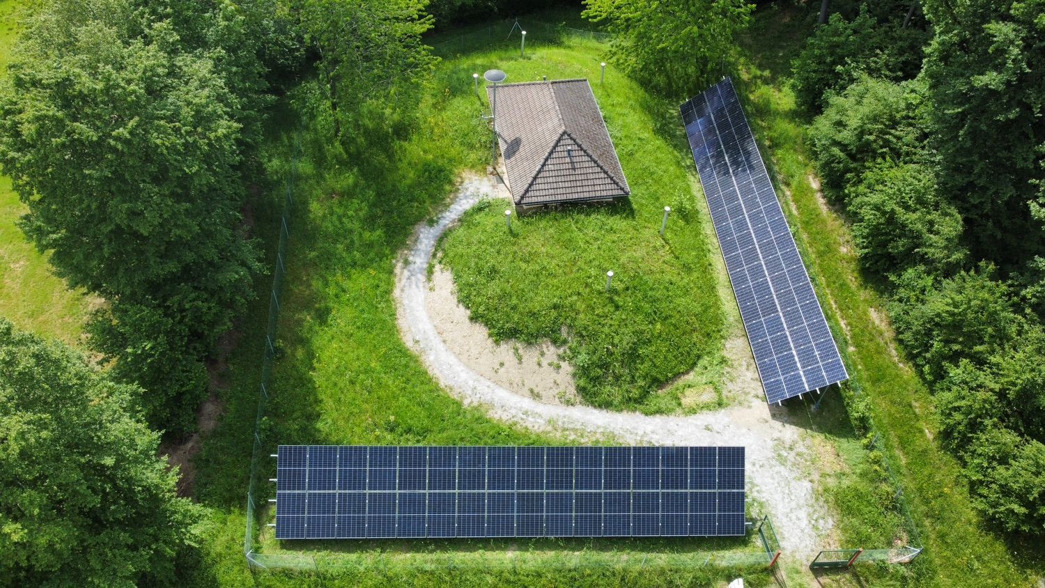 Eine Luftaufnahme eines Hauses mit Solarmodulen im Hinterhof.
