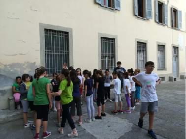 alunni all'esterno dell'istituto