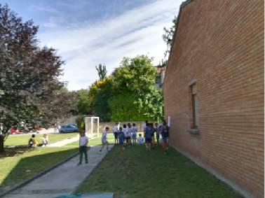 studenti nel cortile esterno