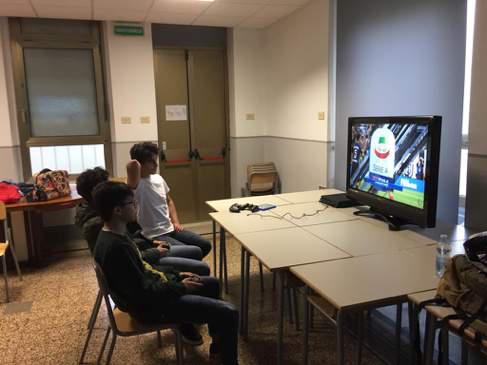 ragazzi che giocano con un videogioco