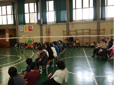 studenti in palestra per un torneo