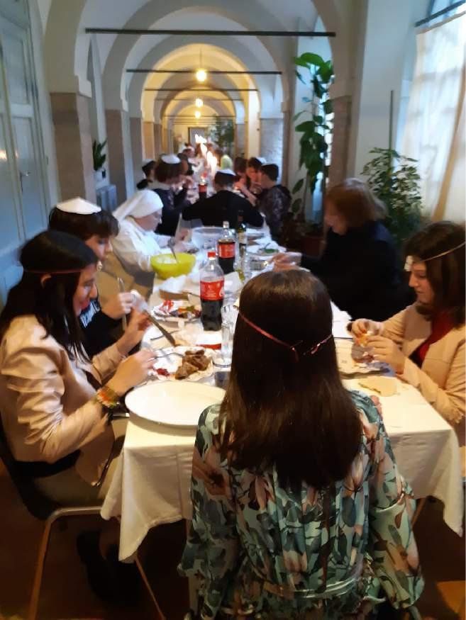 cena ebraica con studenti e genitori
