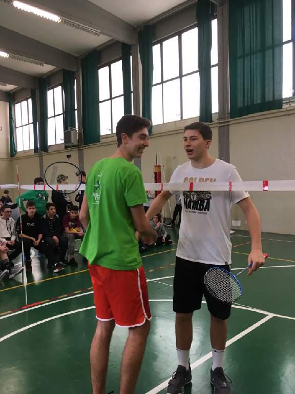 studenti che giocano a badminton