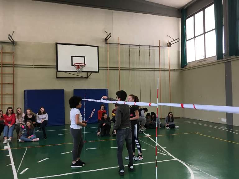 studenti sotto la rete in palestra