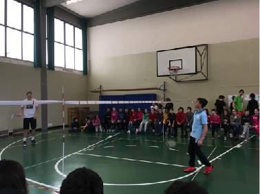 partita di badminton tra studenti in palestra