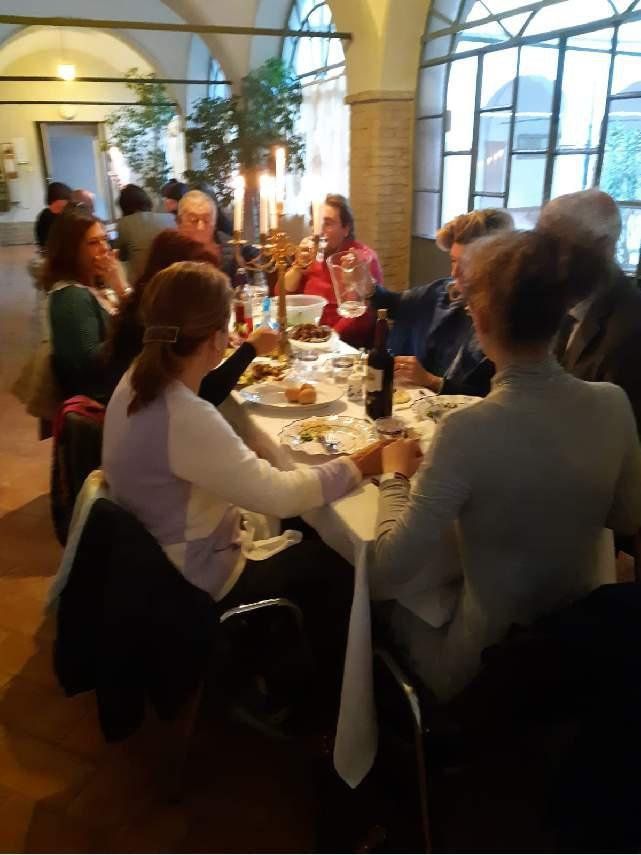 ospiti alla cena ebraica nella scuola