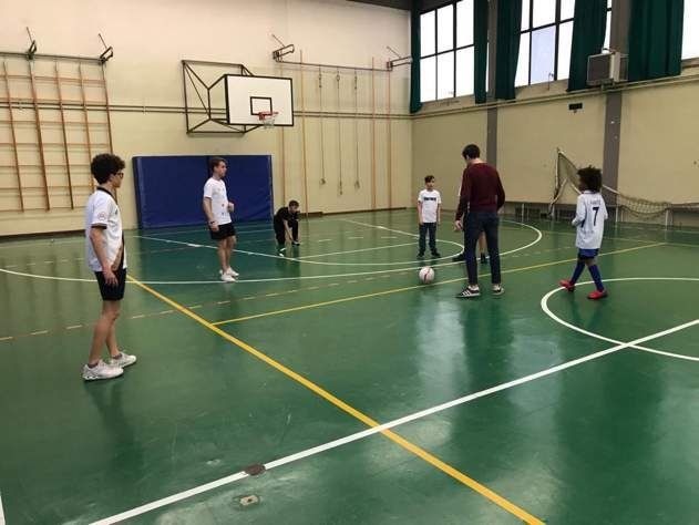 studenti nella palestra della scuola