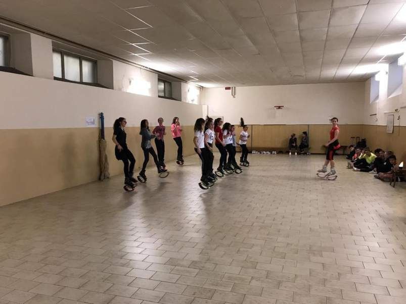 ginnastica con trampoli