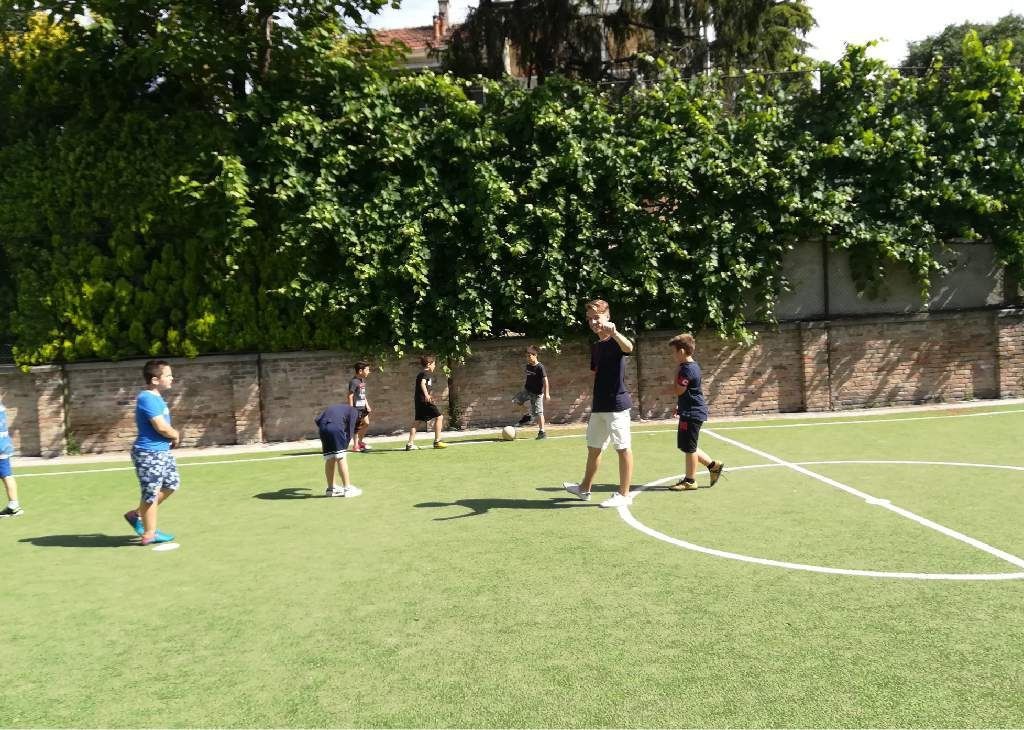 partita di calcio tra studenti