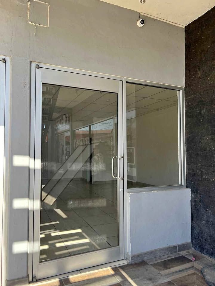 PUERTAS DE VIDRIO Y ALUMINIO