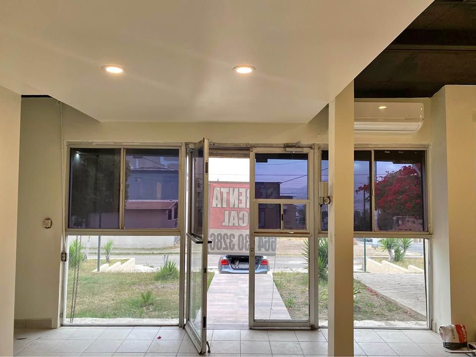 PUERTAS DE VIDRIO Y ALUMINIO