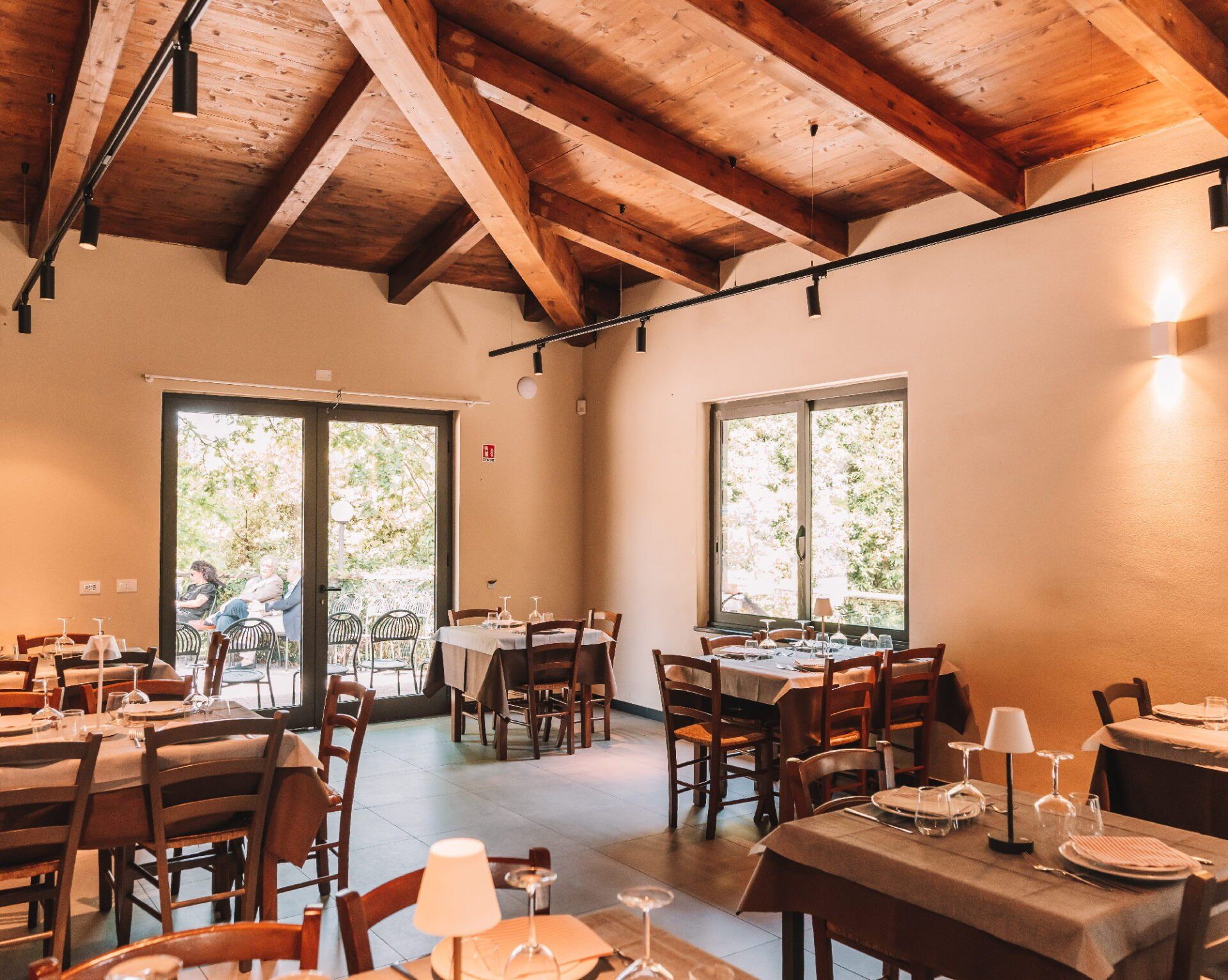 ampia sala ristorante La Spezia