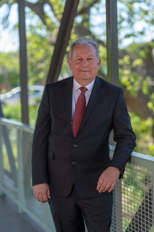 Un icono de casa en un círculo sobre un fondo blanco.