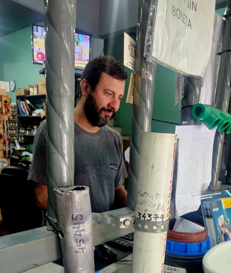 Un expositor comercial que muestra accesorios de baño cromados, incluyendo cabezales de ducha, toalleros y grifos.