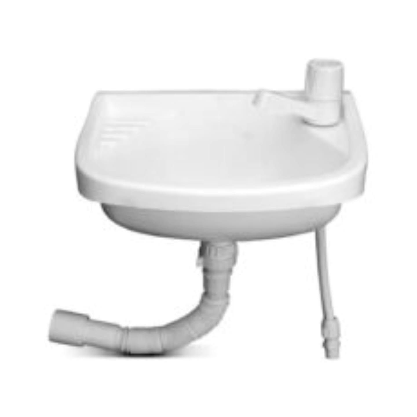 Un lavabo blanco de pared con grifo integrado, un tubo de desagüe flexible blanco y una tubería de suministro de agua.