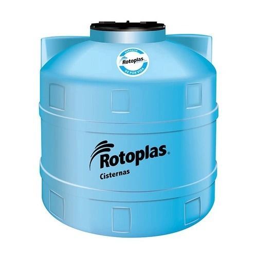 Un depósito cisterna de agua Rotoplas azul con tapa negra, centrado sobre un fondo blanco.