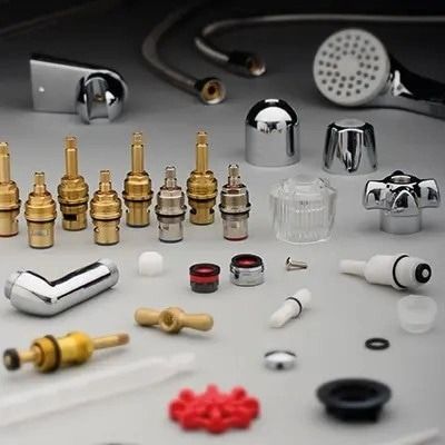 Diversos accesorios de fontanería y componentes de grifería