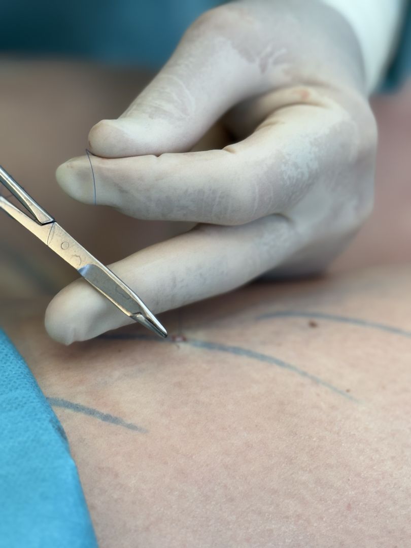Nahaufnahme einer Hand, die eine Schere hält