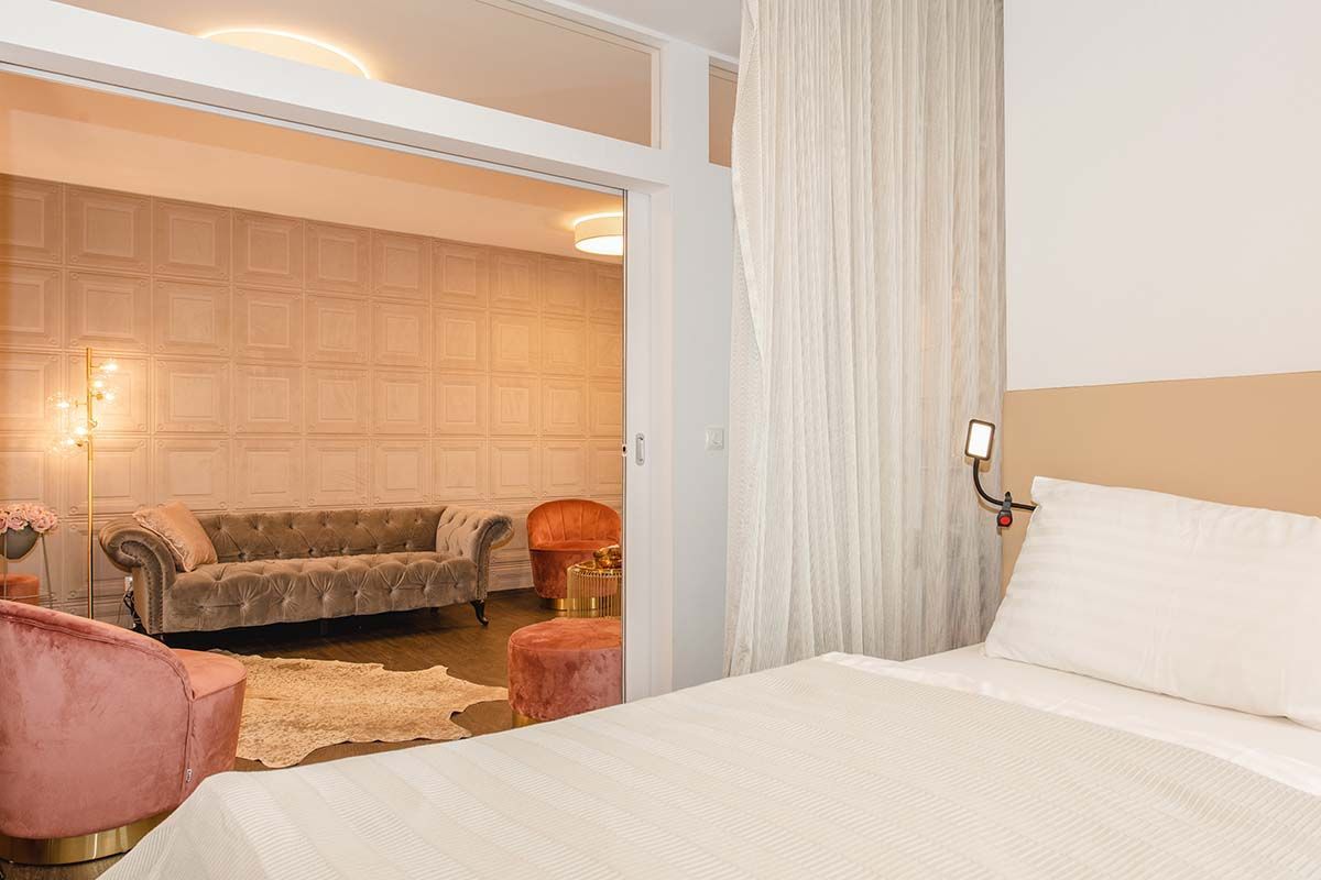 Gemütliches Patientenzimmer im LipoZentrum Dr. Heck in Salzburg - Wohnbereich