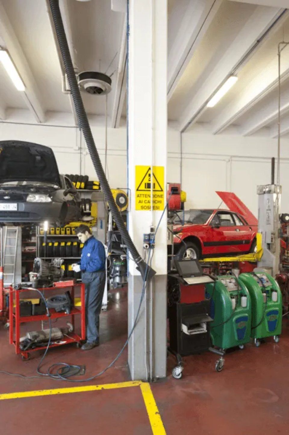 auto in officina meccanica