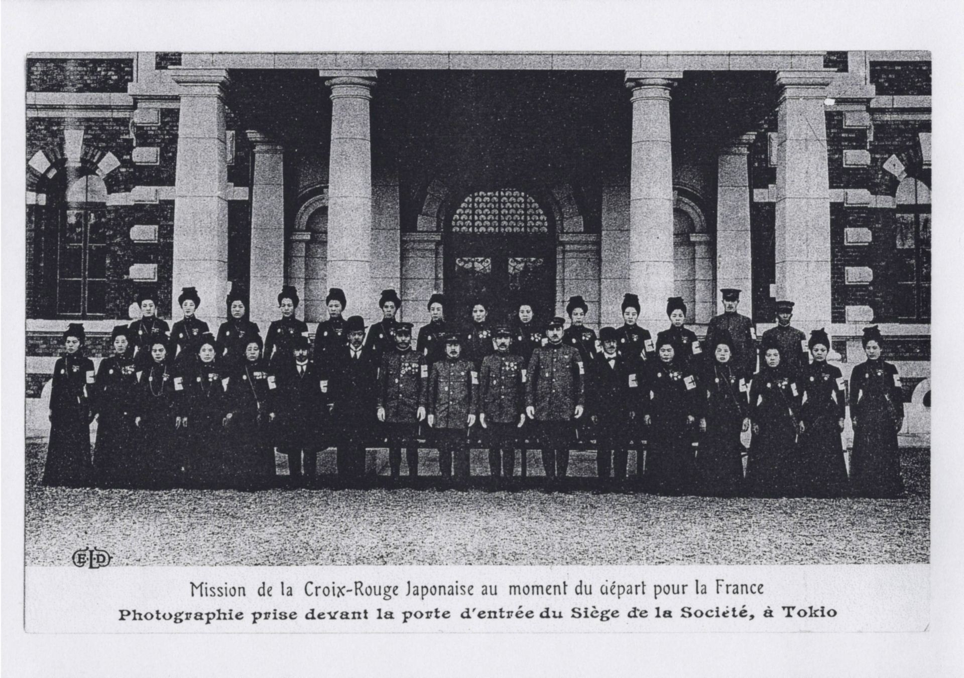 photo de journal du groupe de mission de la Croix-Rouge Japonaise avant son départ pour la France à Tokyo