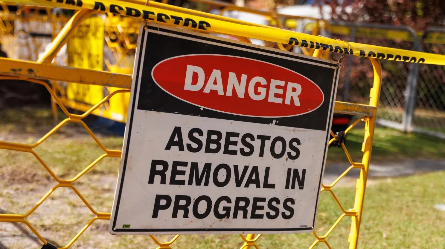 A danger sign that says asbestos removal in progress