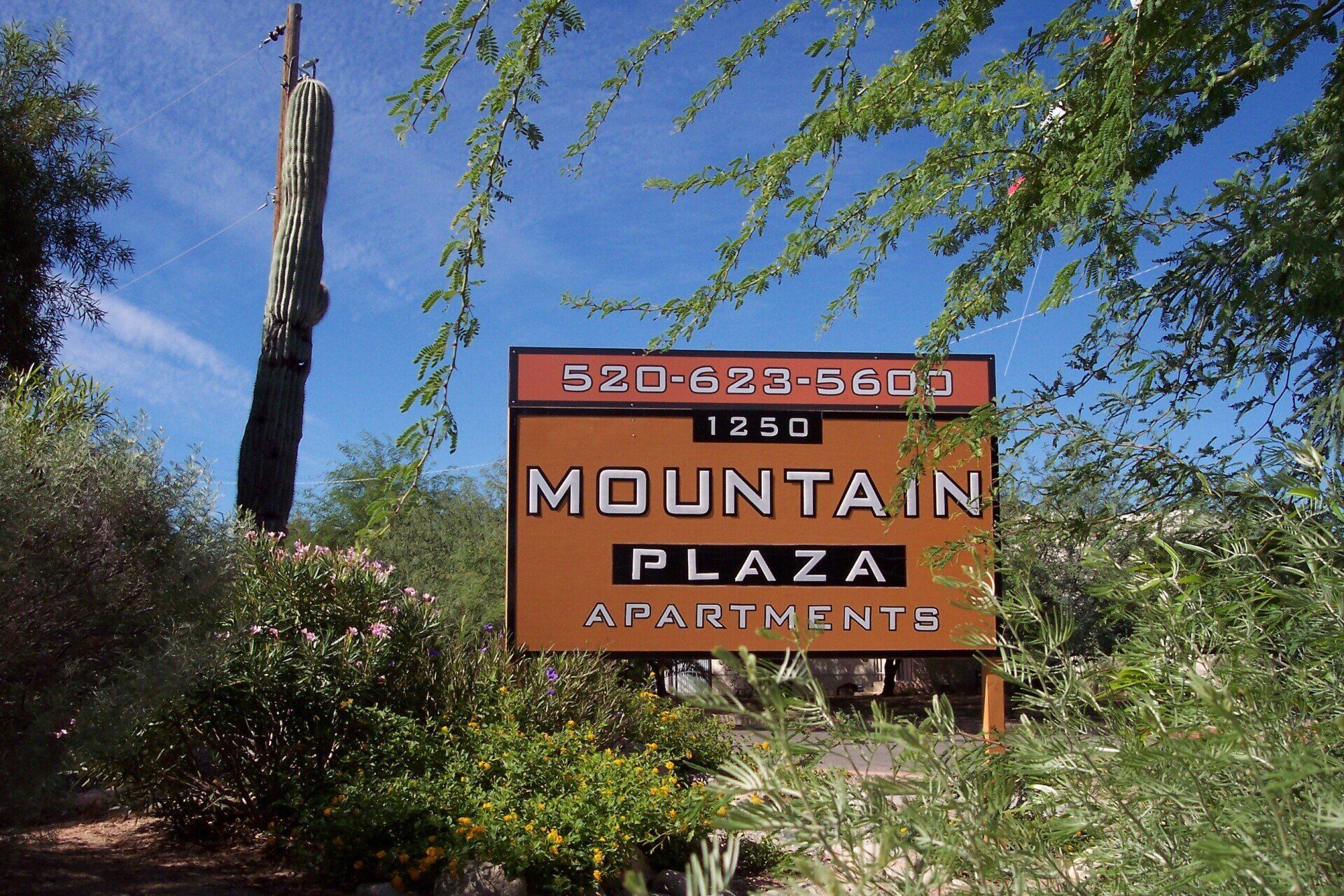 Mountain Plaza Exterior Photo Sign