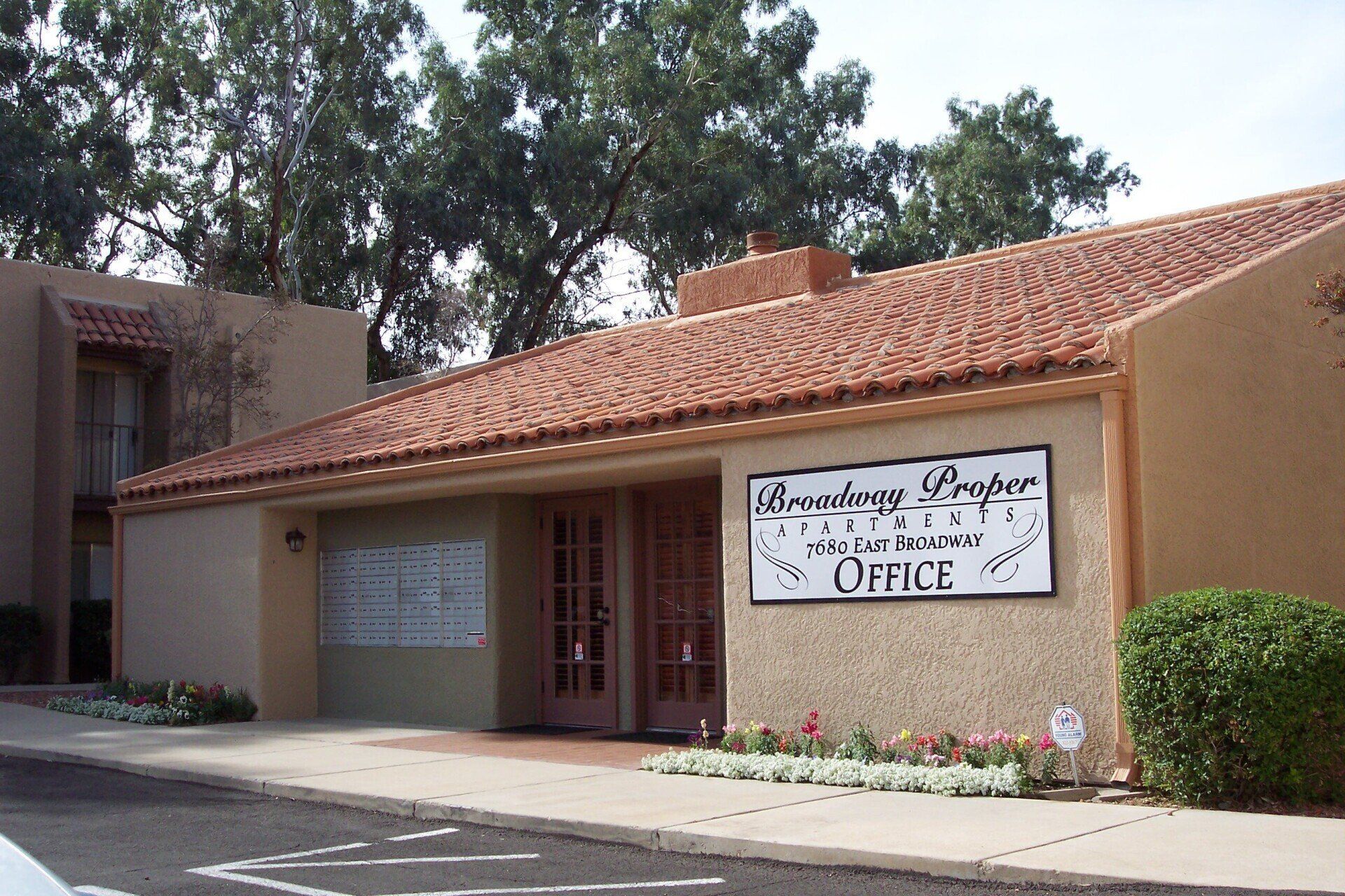 Broadway Proper Exterior Photo