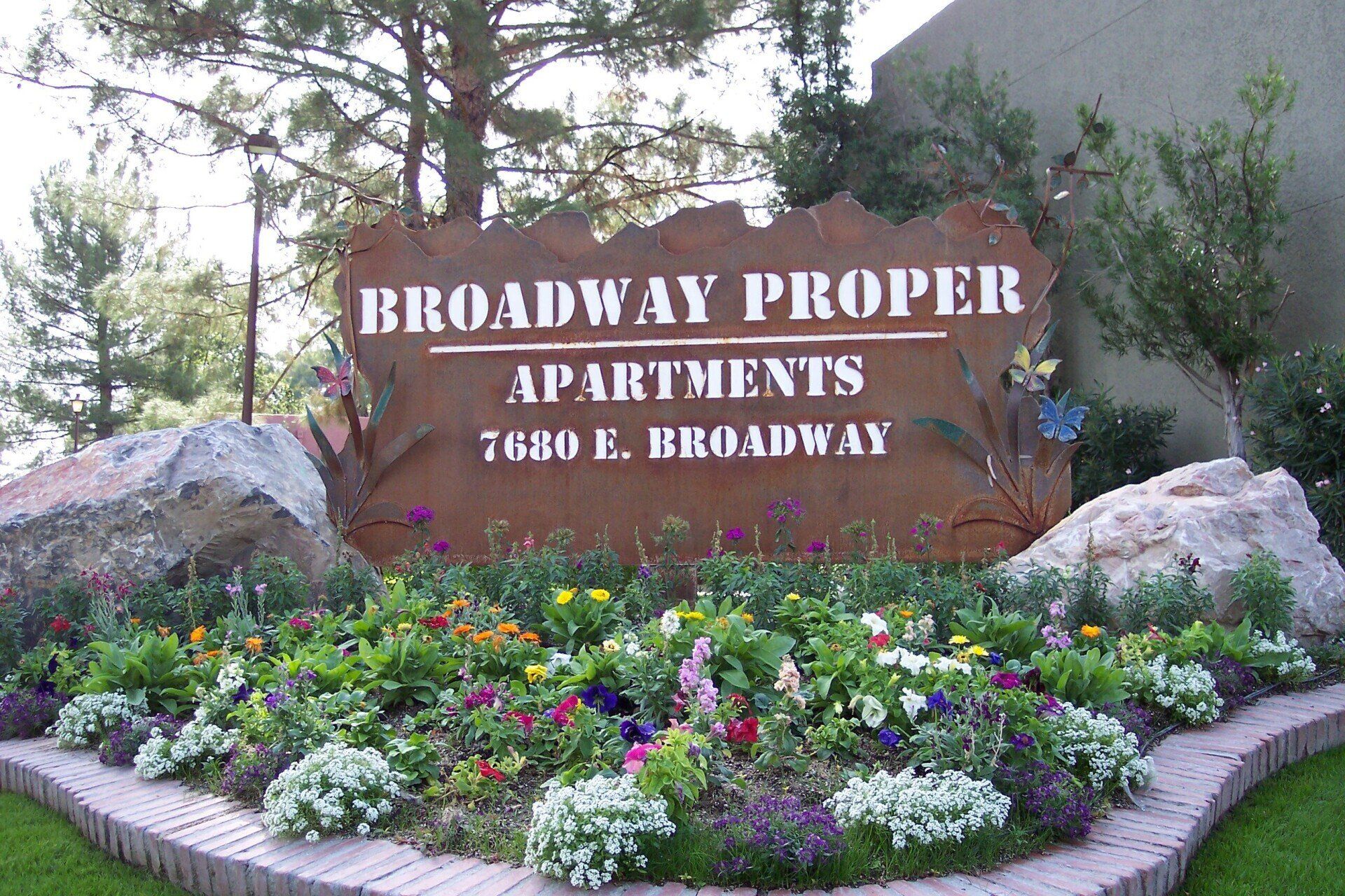 Broadway Proper Exterior Photo of Street Sign