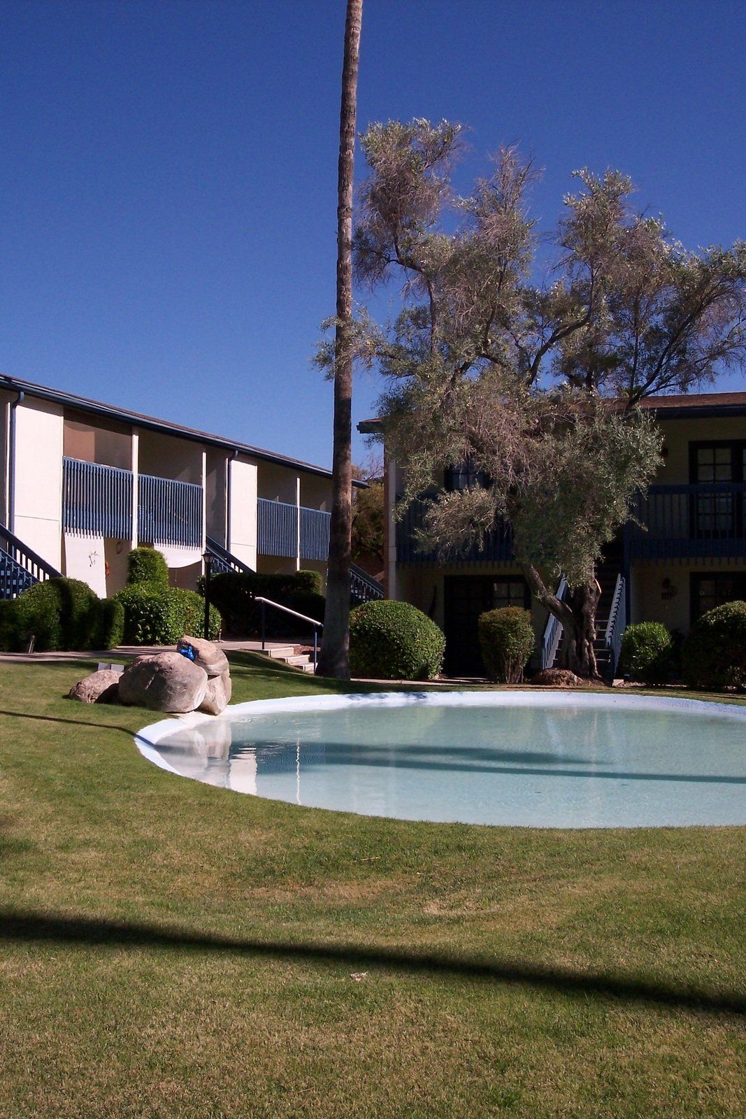 Exterior Photo of The Lakes Apartments Pool